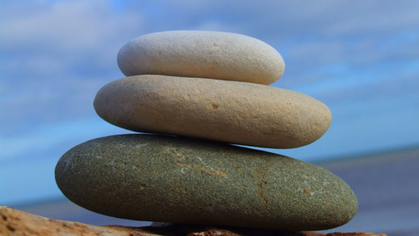 drie gestapelde stenen Spiritualiteit